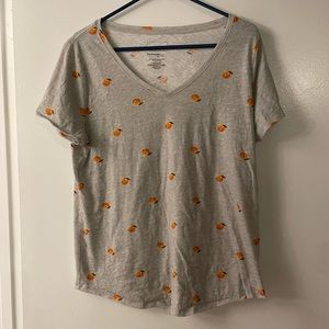 Grey V-neck with peaches